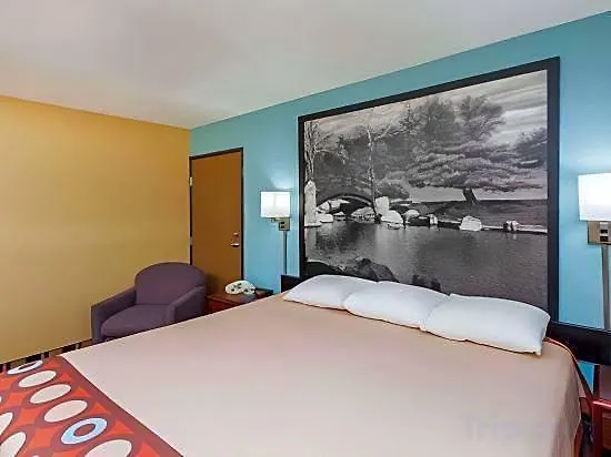 Econo Lodge *